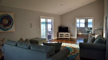 TV connectée, livres, espaces bureaux