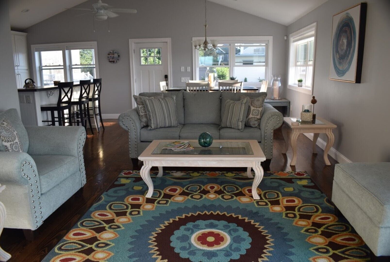 TV connectée, livres, espaces bureaux