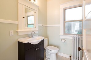 Duschwanne, Haartrockner, Bidet, Handtücher