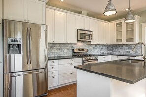 冰箱、微波炉、烤箱、炉灶