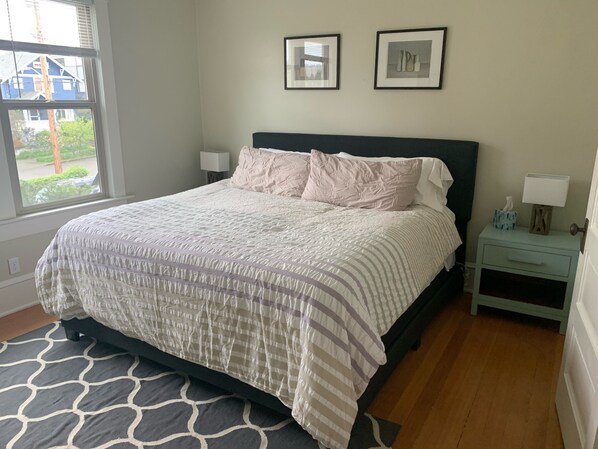 5 habitaciones, escritorio y tabla de planchar con plancha 