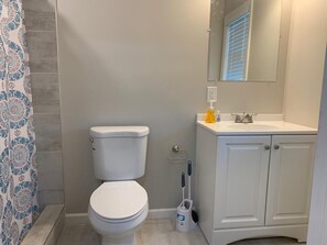 Douche, sèche-cheveux, serviettes fournies, savon