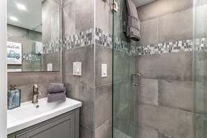 Douche, séchoir à cheveux, serviettes fournies, savon