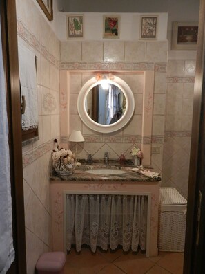 Dusche, Haartrockner, Bidet, Handtücher