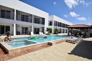 Outdoor pool - Wayaca CondoArena at Eagle Beach (Oranjestad-west)