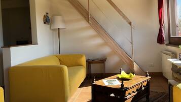 Een smart-tv, een open haard, tafelvoetbal en een tafeltennistafel