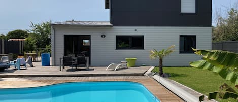 Una piscina al aire libre, una piscina climatizada