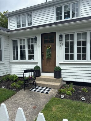 Exterior - Cozy Getaway in Coastal Wakefield, RI. (South Kingstown)