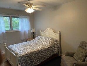 4 bedrooms, iron/ironing board, free WiFi, bed sheets