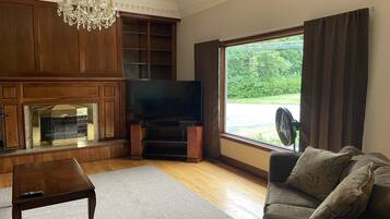 Smart TV, fireplace