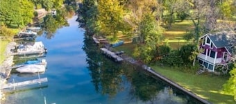 Excellent FingerLakes- Owasco lake waterfront vacation home-Kayakers paradise!!