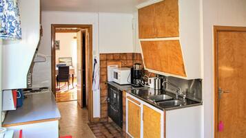 Kylskåp, ugn, spishäll och kaffe- och tebryggare