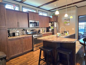 Kjøleskap, mikrobølgeovn, ovn og kokeplater