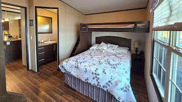 2 bedrooms, desk, iron/ironing board, free WiFi