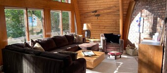 Stratton Mountain Home Hot Tub, Fire Pit and walk to the mountain.