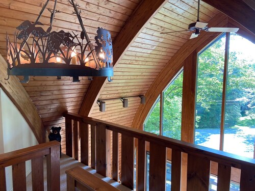 Stratton Mountain Home Hot Tub, Fire Pit and walk to the mountain.