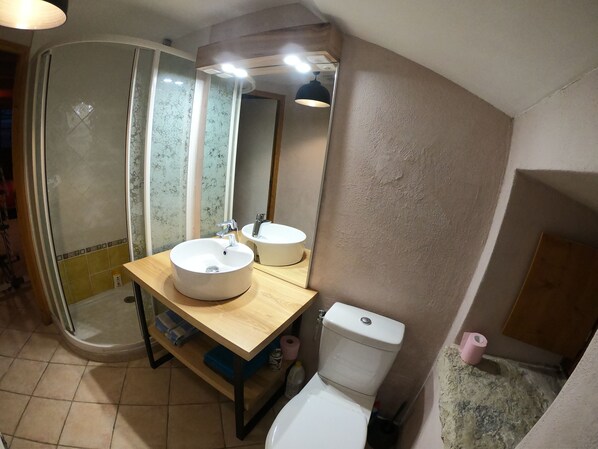 A bathroom with a wooden vanity, two sinks, a toilet, and a shower. - Gîte Ispagnac (Ispagnac)