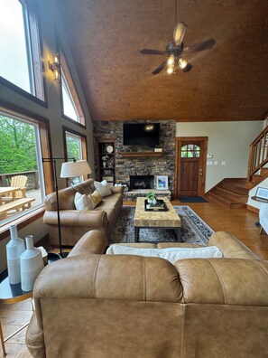 Smart TV, chimenea, reproductor de DVD y tenis de mesa