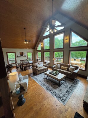 Smart TV, fireplace, DVD player, table tennis - Georgia’s Landing-NEWLY REMODELED-Waterfront-Hot tub-Luxury and peaceful (Clarkson)