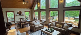 Hawk’s Pointe-NEWLY REMODELED-Waterfront-Hot tub-Luxury and peaceful