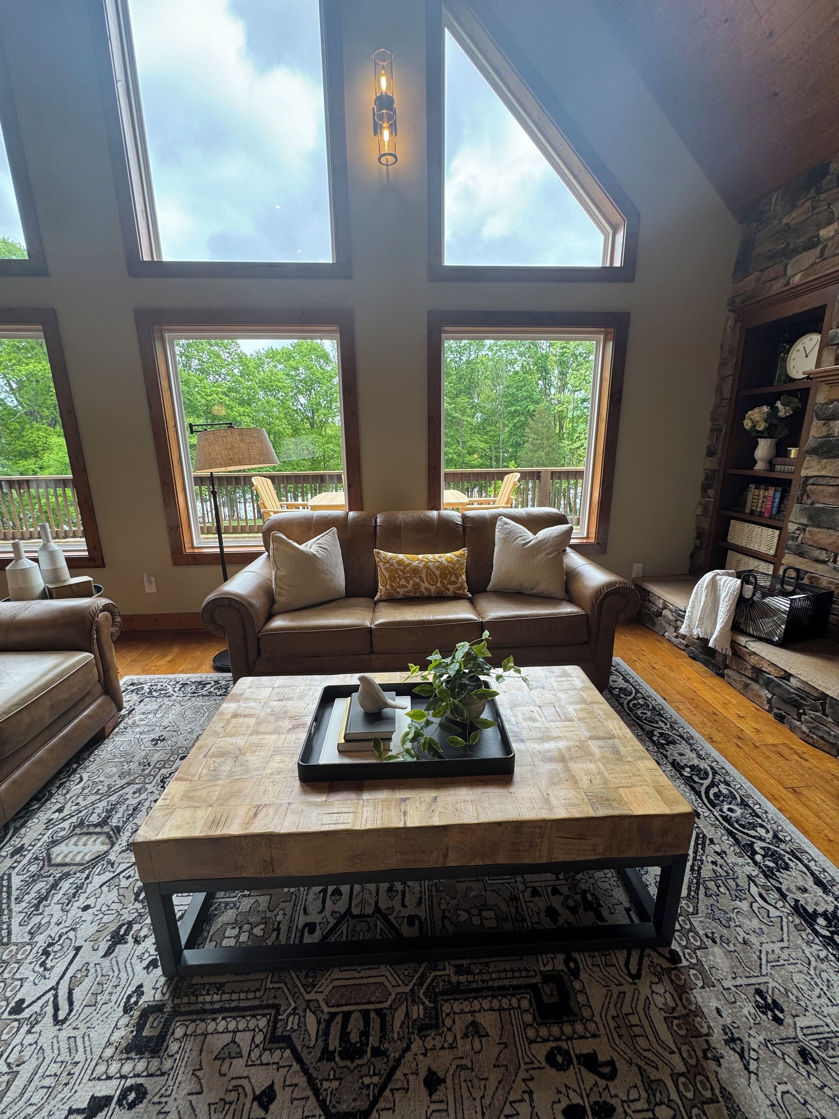 Smart TV, chimenea, reproductor de DVD y tenis de mesa 