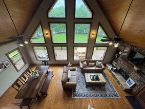 Smart TV, fireplace, DVD player, table tennis - Georgia’s Landing-NEWLY REMODELED-Waterfront-Hot tub-Luxury and peaceful (Clarkson)