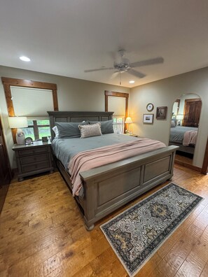 4 bedrooms, iron/ironing board, travel crib, free WiFi - Georgia’s Landing-NEWLY REMODELED-Waterfront-Hot tub-Luxury and peaceful (Clarkson)