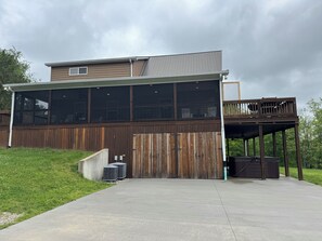 Exterior - Georgia’s Landing-NEWLY REMODELED-Waterfront-Hot tub-Luxury and peaceful (Clarkson)