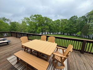Outdoor dining - Georgia’s Landing-NEWLY REMODELED-Waterfront-Hot tub-Luxury and peaceful (Clarkson)
