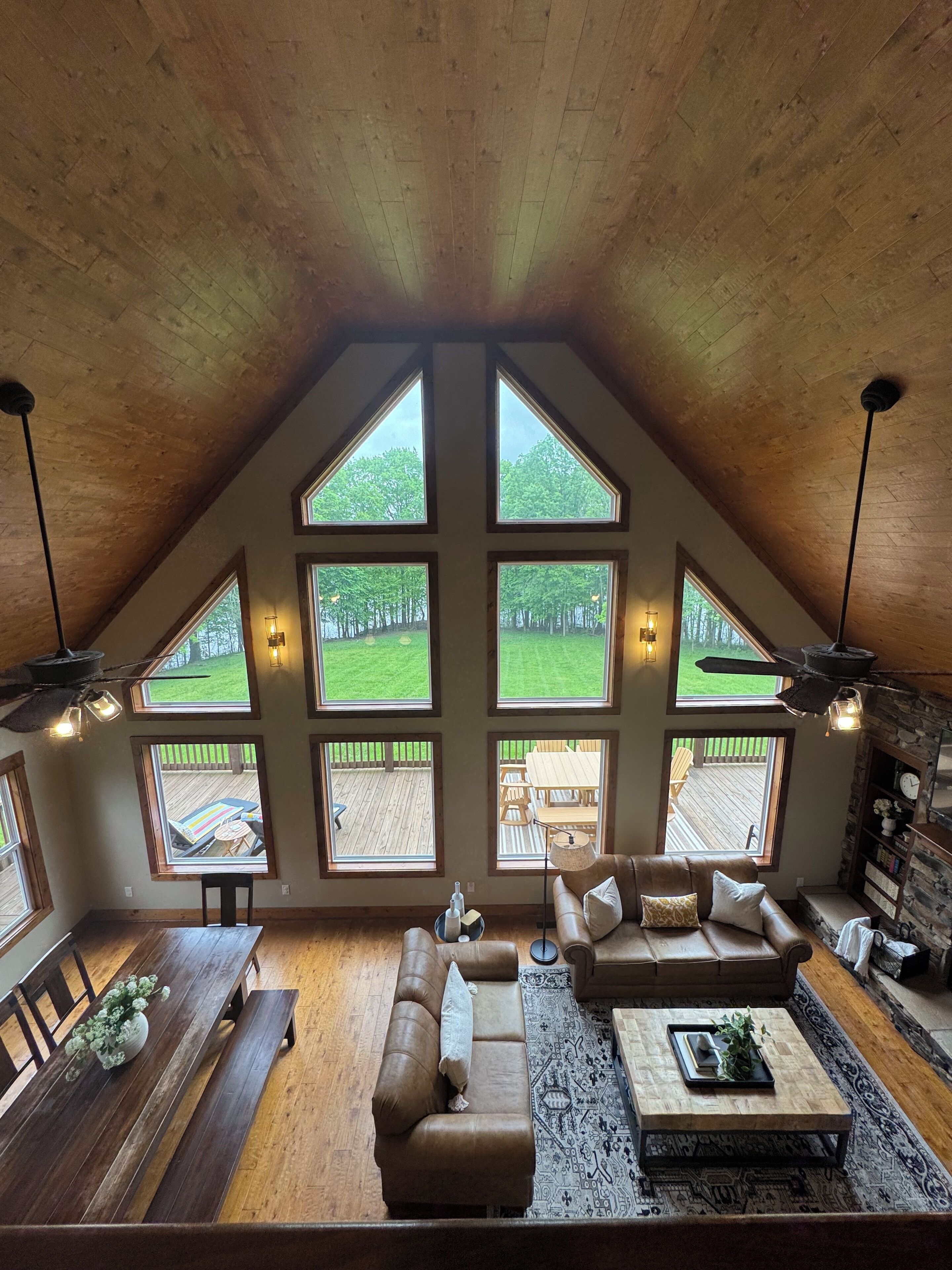 Älytelevisio, takka, DVD-soitin, pöytätennispöytä