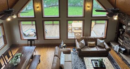 Georgia’s Landing-NEWLY REMODELED-Waterfront-Hot tub-Luxury and peaceful