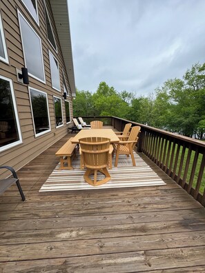Outdoor dining - Georgia’s Landing-NEWLY REMODELED-Waterfront-Hot tub-Luxury and peaceful (Clarkson)