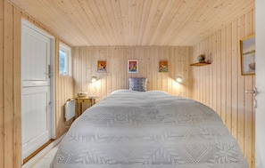 2 bedrooms, travel crib, free WiFi