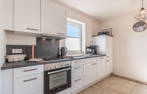 Fridge, stovetop, dishwasher, coffee/tea maker - Amazing home in Langenhorn with WiFi (Langenhorn)