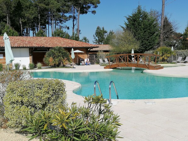 Piscine intérieure, piscine extérieure