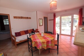 Interior - House 55m2, large swimming pool (BUZIGNARGUES)
