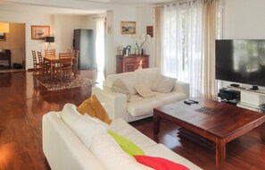 Fernseher, Kamin, Tischtennisplatte