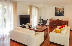 Een open haard en een tafeltennistafel