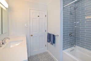 Combined shower/bathtub, hair dryer, towels, soap - LARGE COZY HOME Pool/Pond! 5 Br., 4 Baths. Sleeps 11, Pvt. Quiet, Grill, Firepit (Kingston)
