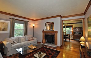 Smart TV, chimenea, reproductor de DVD y libros 