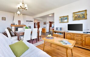 Televisión, chimenea y estéreo 