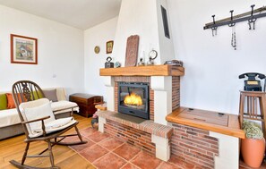 Televisión, chimenea y estéreo 