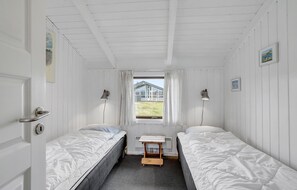 2 bedrooms, travel cot, free WiFi - Nice home in Hvide Sande with WiFi (Hvide Sande)
