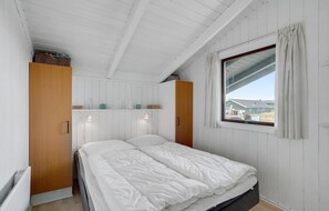 2 bedrooms, travel crib, free WiFi