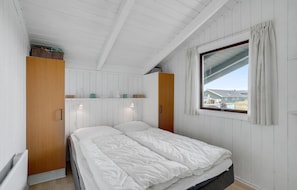 2 bedrooms, travel crib, free WiFi