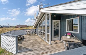 Outdoor dining - Nice home in Hvide Sande with WiFi (Hvide Sande)