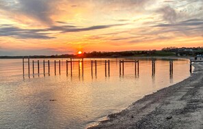 Una spiaggia nelle vicinanze, pesca