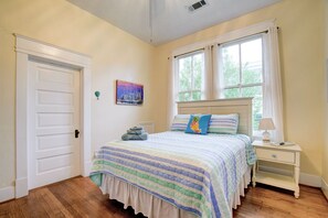 3 bedrooms, desk, iron/ironing board, travel crib