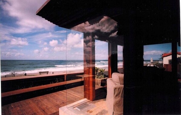 A modern beach house with a wooden deck overlooking the ocean. - Architectural Masterpiece on Windansea Beach - Family and Pet Friendly! (La Jolla)