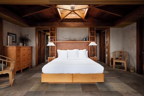 The upstairs master suite - Architectural Masterpiece on Windansea Beach - Family and Pet Friendly! (La Jolla)